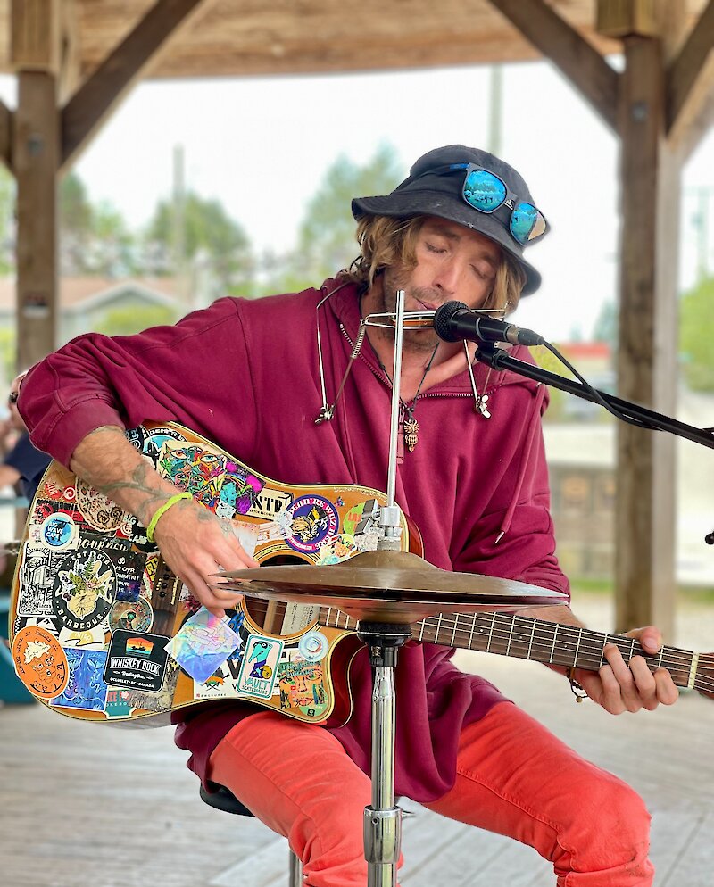 Singer with a guitar playing in the gazebo