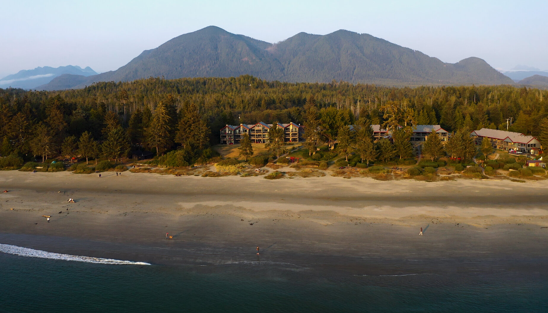 Tin Wis Resort on the beach with the mountains in the background