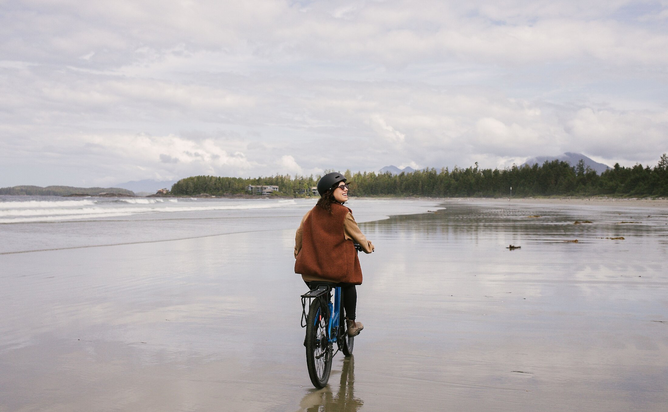 Cycling along n̓an̓aquuʔa | North Chesterman at low tide