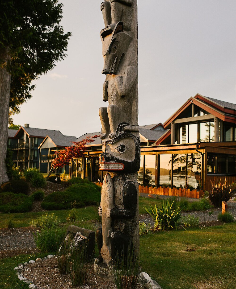 Totem pole honouring the Survivors of residential schools in front of the Tin Wis Resort