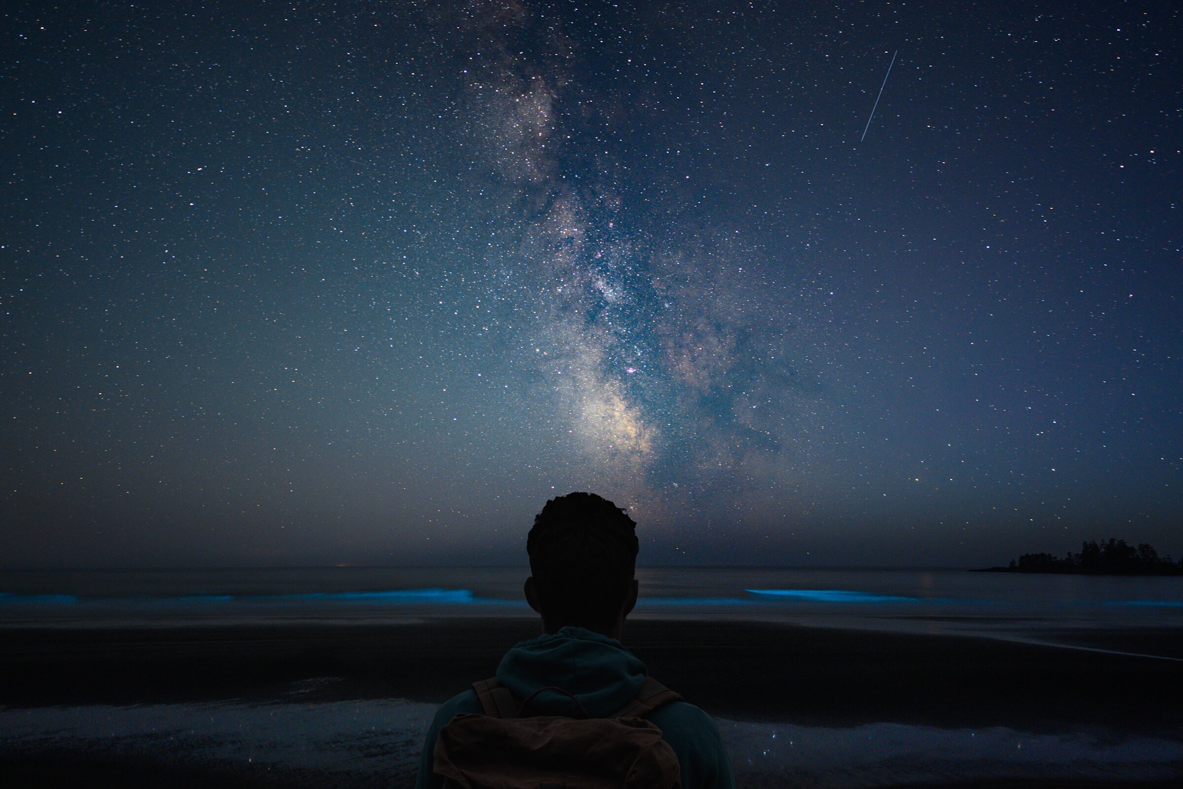 Person looking at the Milky Way on Long Beach