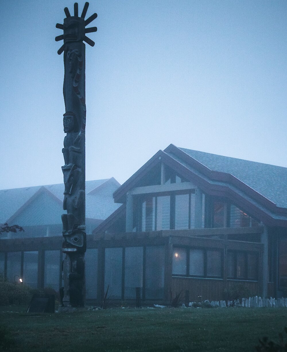 Totem pole in front of the Tin Wis Resort under a misty sky